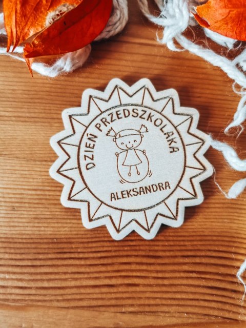 Dzień Przedszkolaka DZIEWCZYNKA - magnes GWIAZDA 7cm (1szt) - z imieniem - - - (odznaka)