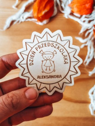 Dzień Przedszkolaka DZIEWCZYNKA - magnes GWIAZDA 7cm (1szt) - z imieniem - - - (odznaka)