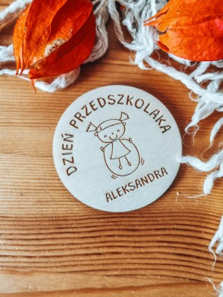 Dzień Przedszkolaka DZIEWCZYNKA - magnes KOŁO 7cm (1szt) - z imieniem - - - (odznaka)