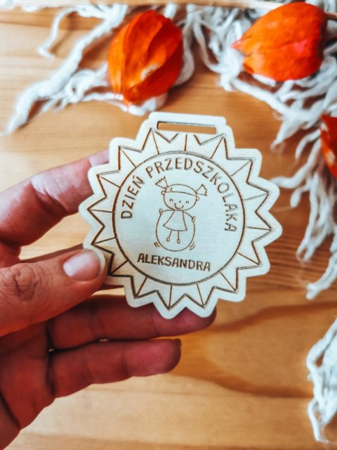 Dzień Przedszkolaka DZIEWCZYNKA - medal GWIAZDA 7cm (1szt) - z imieniem - - - (zawieszka, odznaka)