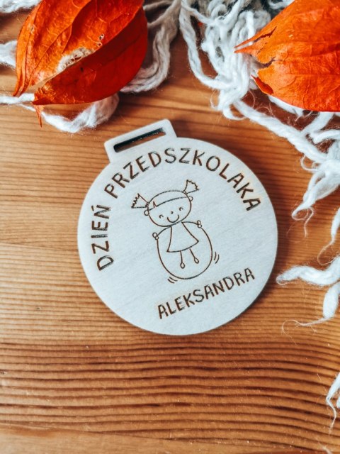 Dzień Przedszkolaka DZIEWCZYNKA - medal KOŁO 7cm (1szt) - z imieniem - - - (zawieszka, odznaka)