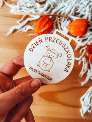 Dzień Przedszkolaka DZIEWCZYNKA - medal KOŁO 7cm (1szt) - z imieniem - - - (zawieszka, odznaka)