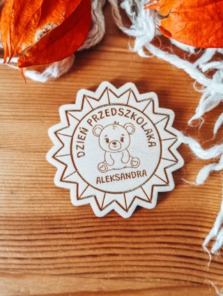 Dzień Przedszkolaka MIŚ - magnes GWIAZDA 7cm (1szt) - z imieniem - - - (odznaka)