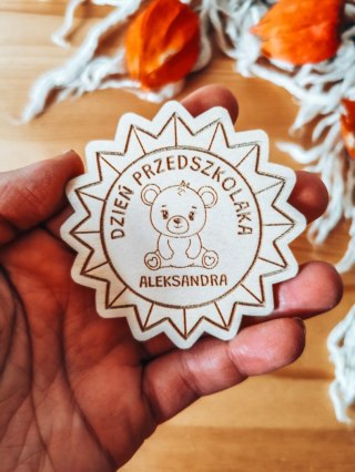 Dzień Przedszkolaka MIŚ - magnes GWIAZDA 7cm (1szt) - z imieniem - - - (odznaka)