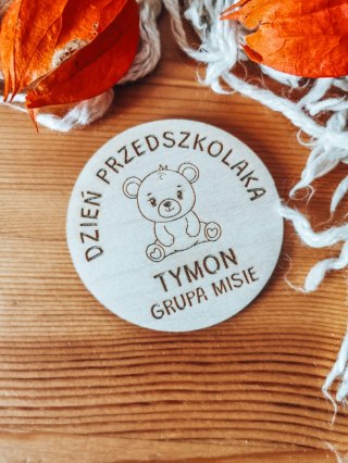 Dzień Przedszkolaka MIŚ - magnes KOŁO 7cm (1szt) - z imieniem - - - (odznaka)