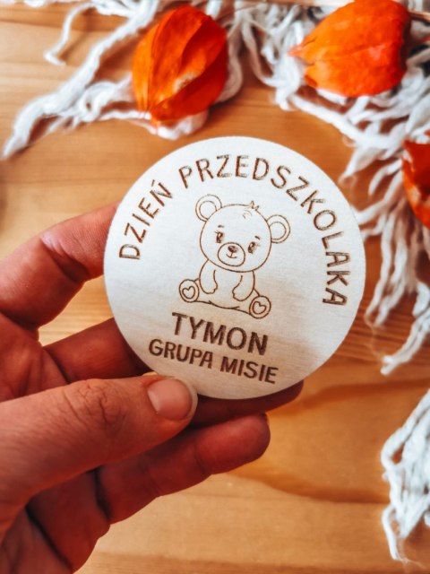 Dzień Przedszkolaka MIŚ - magnes KOŁO 7cm (1szt) - z imieniem - - - (odznaka)