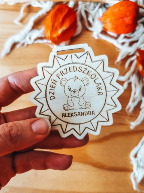 Dzień Przedszkolaka MIŚ - medal GWIAZDA 7cm (1szt) - z imieniem - - - (zawieszka, odznaka)