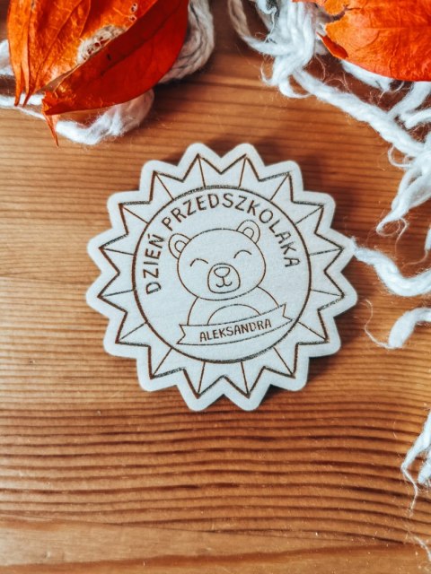 Dzień Przedszkolaka MOTYW GRUPY - magnes GWIAZDA 7cm (1szt) - z imieniem - - - (odznaka)