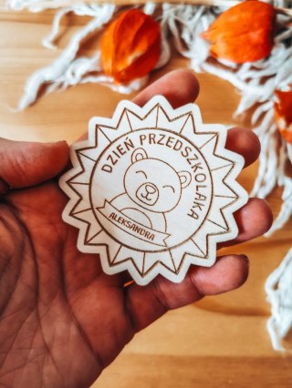 Dzień Przedszkolaka MOTYW GRUPY - magnes GWIAZDA 7cm (1szt) - z imieniem - - - (odznaka)