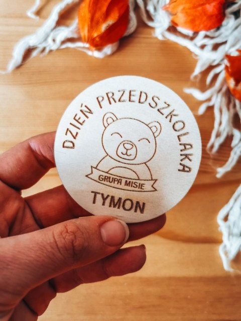 Dzień Przedszkolaka MOTYW GRUPY - magnes KOŁO 7cm (1szt) - z imieniem - - - (odznaka)