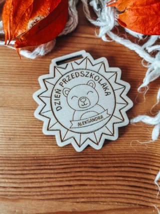 Dzień Przedszkolaka MOTYW GRUPY - medal GWIAZDA 7cm (1szt) - z imieniem - - - (zawieszka, odznaka)