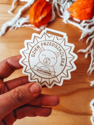 Dzień Przedszkolaka MOTYW GRUPY - medal GWIAZDA 7cm (1szt) - z imieniem - - - (zawieszka, odznaka)