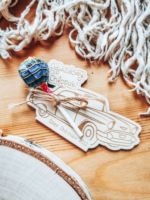 Tabliczka na lizaka - Odjazdowy Chłopak SAMOCHÓD (1szt) - z imieniem - - - (zawieszka, podstawka, Dzień Chłopaka)