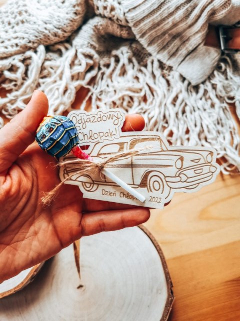 Tabliczka na lizaka - Odjazdowy Chłopak SAMOCHÓD (1szt) - z imieniem - - - (zawieszka, podstawka, Dzień Chłopaka)