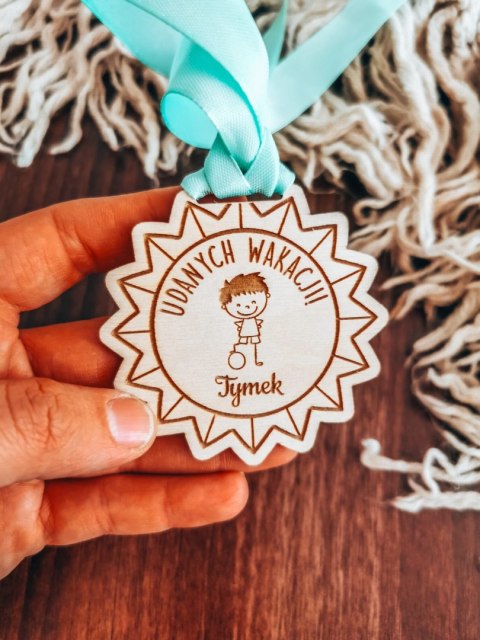 ZAKOŃCZENIE ROKU chłopiec - medal gwiazda 7cm (1szt) - z imieniem - - - (zawieszka, odznaka)