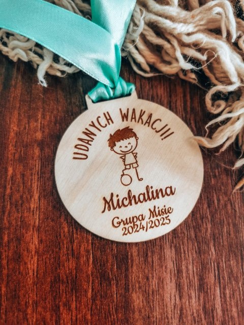 ZAKOŃCZENIE ROKU chłopiec - medal okrągły 7cm (1szt) - z imieniem - - - (zawieszka, odznaka)