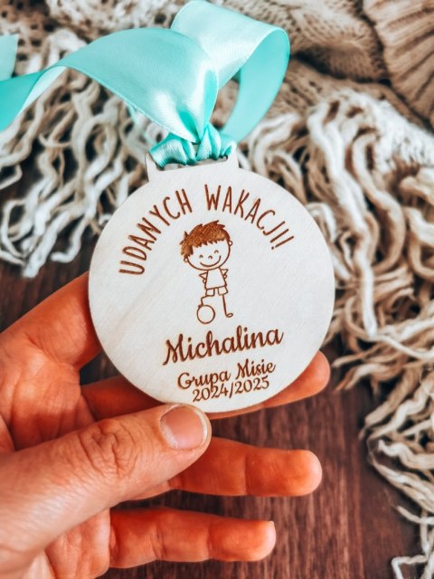 ZAKOŃCZENIE ROKU chłopiec - medal okrągły 7cm (1szt) - z imieniem - - - (zawieszka, odznaka)