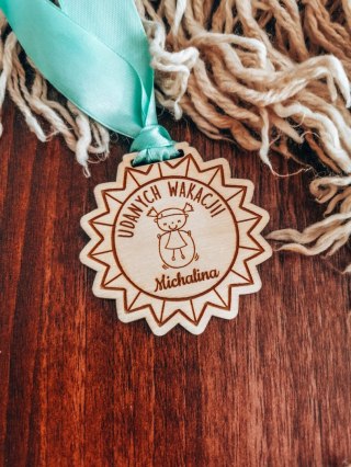 ZAKOŃCZENIE ROKU dziewczynka - medal gwiazda 7cm (1szt) - z imieniem - - - (zawieszka, odznaka)