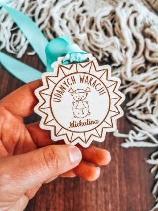 ZAKOŃCZENIE ROKU dziewczynka - medal gwiazda 7cm (1szt) - z imieniem - - - (zawieszka, odznaka)