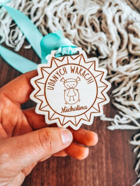 ZAKOŃCZENIE ROKU dziewczynka - medal gwiazda 7cm (1szt) - z imieniem - - - (zawieszka, odznaka)