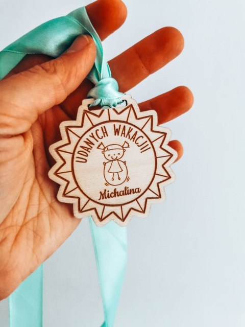 ZAKOŃCZENIE ROKU dziewczynka - medal gwiazda 7cm (1szt) - z imieniem - - - (zawieszka, odznaka)