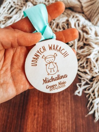 ZAKOŃCZENIE ROKU dziewczynka - medal okrągły 7cm (1szt) - z imieniem - - - (zawieszka, odznaka)
