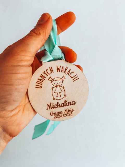 ZAKOŃCZENIE ROKU dziewczynka - medal okrągły 7cm (1szt) - z imieniem - - - (zawieszka, odznaka)