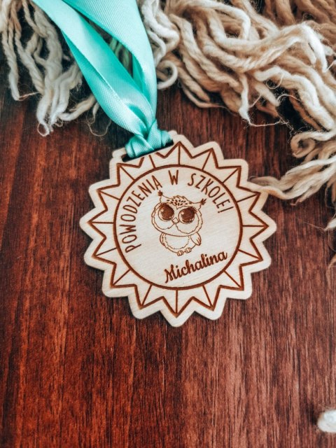 ZAKOŃCZENIE ROKU sowa 01 - medal gwiazda 7cm (1szt) - z imieniem - - - (zawieszka, odznaka)