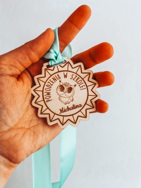 ZAKOŃCZENIE ROKU sowa 01 - medal gwiazda 7cm (1szt) - z imieniem - - - (zawieszka, odznaka)