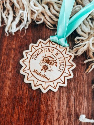 ZAKOŃCZENIE ROKU sowa 02 - medal gwiazda 7cm (1szt) - z imieniem - - - (zawieszka, odznaka)