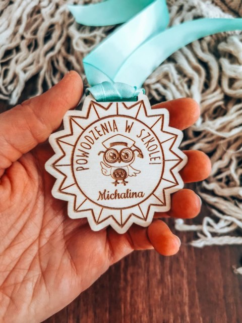 ZAKOŃCZENIE ROKU sowa 02 - medal gwiazda 7cm (1szt) - z imieniem - - - (zawieszka, odznaka)