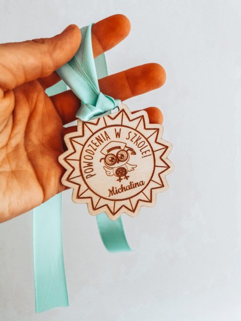 ZAKOŃCZENIE ROKU sowa 02 - medal gwiazda 7cm (1szt) - z imieniem - - - (zawieszka, odznaka)