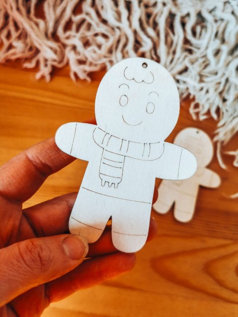 Zawieszka BAZA 10cm (2szt) - CIASTEK chłopiec - - - (do ozdabiania, do kolorowania, na choinkę)