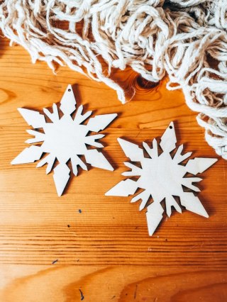 Zawieszka BAZA 10cm (2szt) - ŚNIEŻYNKA - - - (do ozdabiania, do kolorowania, na choinkę, gwiazdka)