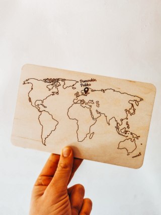 Dowolny tekst MAPA ŚWIATA z pinezką - tabliczka (1szt) 10cm/12cm/14cm