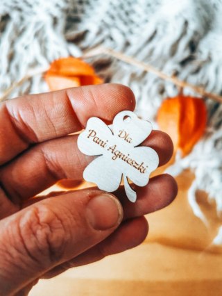 Koniczynka z IMIENIEM - (1szt) KONICZYNKA 3/4/5cm - - - (na szczęście, zawieszka)