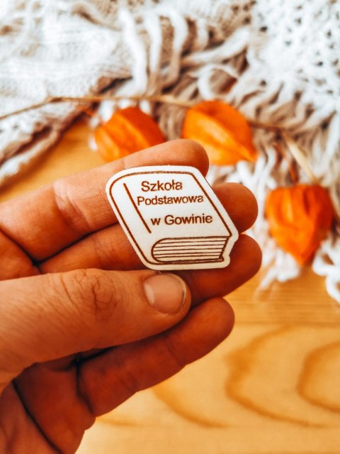 Książka SZKOŁA (Dowolny tekst) - (1szt) KSIĄŻKA 3/4/5cm - - - (dziennik, zawieszka)