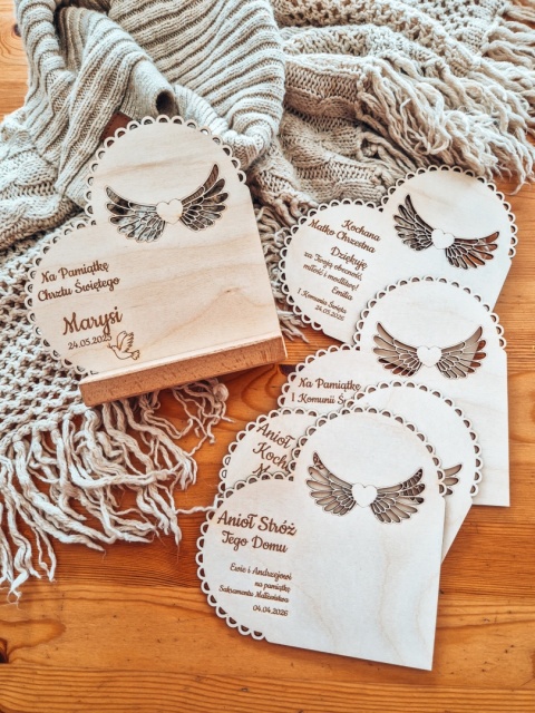 TABLICZKA STOJĄCA (1szt) - Pamiątka Komunii - serce 18cm x 18cm - - - (skrzydła dla anioła, podziękowanie, komunia)