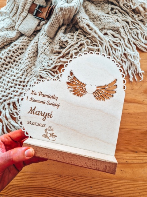 TABLICZKA STOJĄCA (1szt) - Pamiątka Komunii - serce 18cm x 18cm - - - (skrzydła dla anioła, podziękowanie, komunia)
