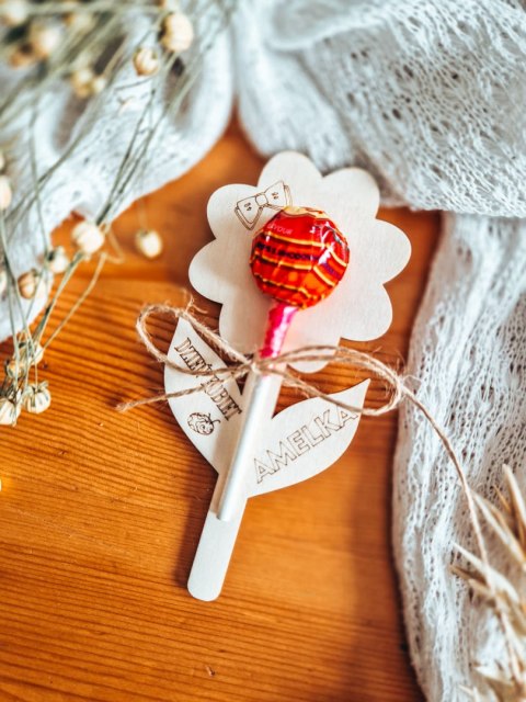 Tabliczka na lizaka - KWIATEK 01 (1szt) - z imieniem - - - (upominek, Dzień Kobiet)